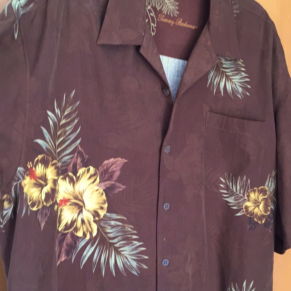 Men’s  Hawaiian shirt with gold hibiscus flowers